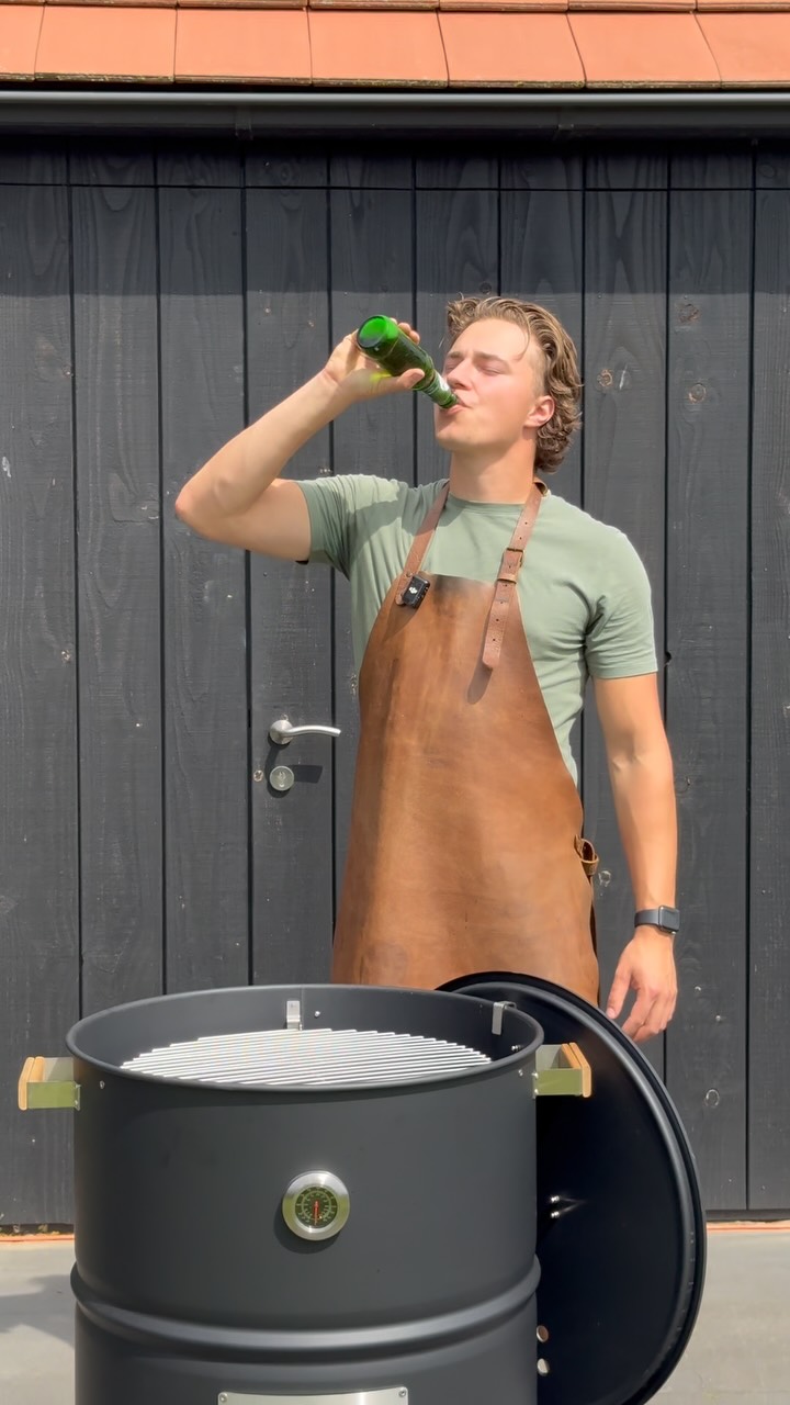 Cas laat je kort zien wat de Klauwe BBQ zo bijzonder maakt. Slim design, echte houtskoolsmaak, en het hele jaar door te gebruiken. Bekijk het zelf. 🔥 #KlauweBBQ #BuitenKoken