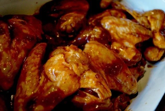 Chicken Wings marinated in whiskey BBQ sauce! Manners it is! Bild 5 - KLAUWE BBQ