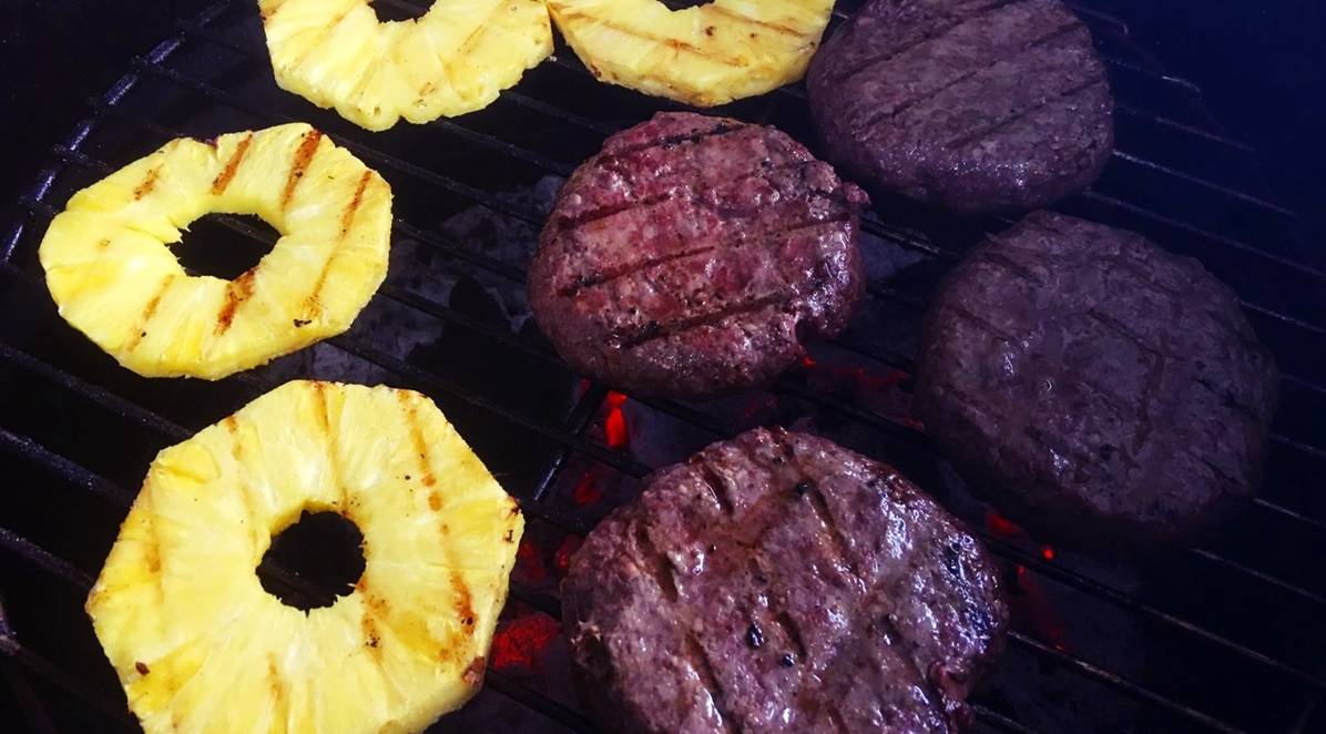 Bavette burger with fresh pineapple Bild 2 - KLAUWE BBQ