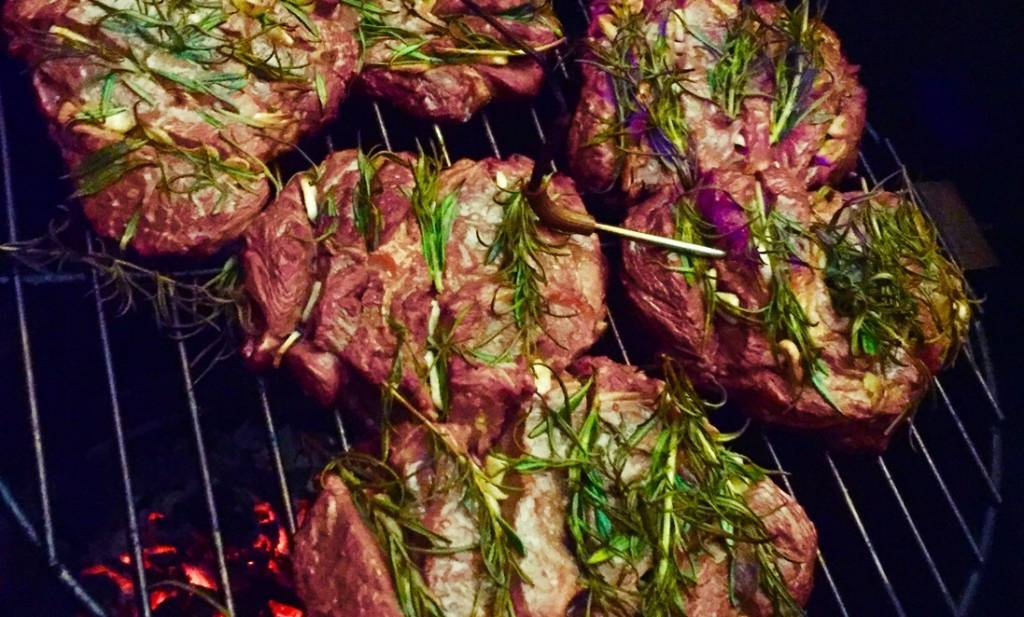 Steak? Make ribeye with garlic and rosemary Bild 2 - KLAUWE BBQ