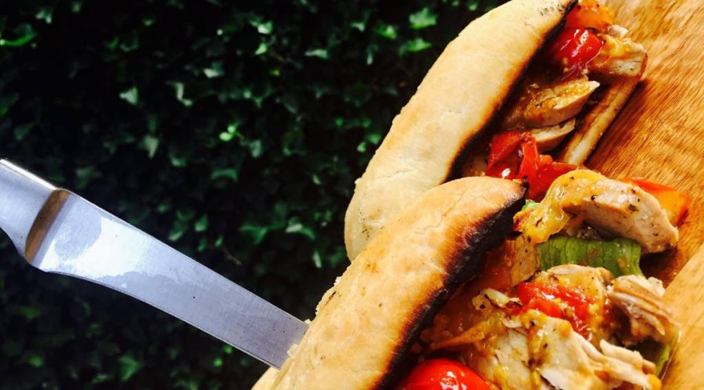 An old-school cheese sandwich? Give this pork tenderloin steak sandwich with roasted tomatoes a try! Bild 2 - KLAUWE BBQ
