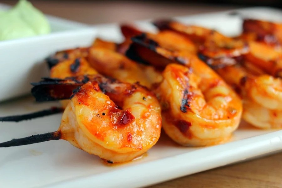 Herb oil on your peeled shrimp skewers! Bild 4 - KLAUWE BBQ